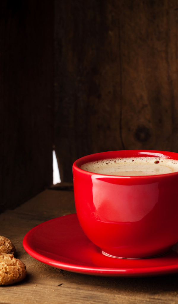 Красная чашка кофе на столе с печеньем