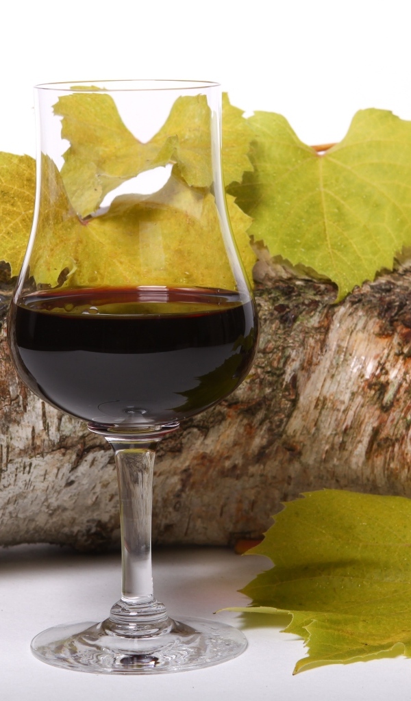 Бокал красного вида с бревном на белом фоне