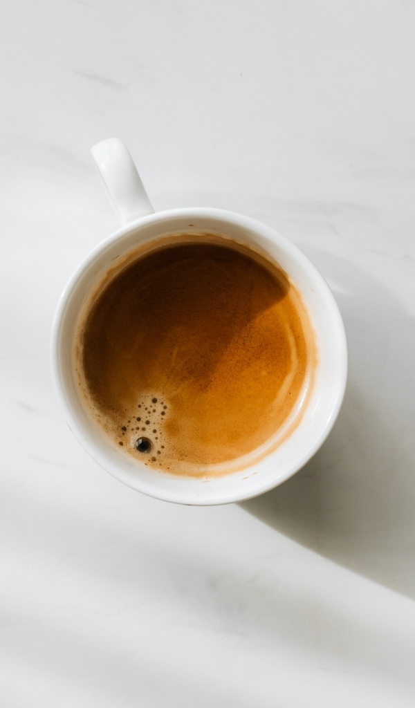 Маленькая белая чашка кофе