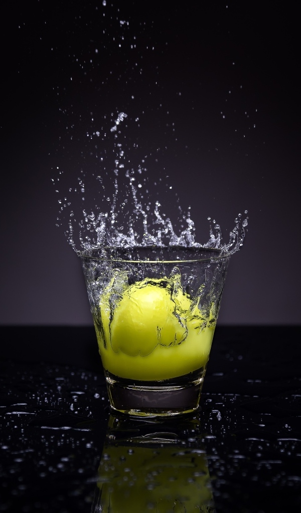 Брызги воды в рюмке