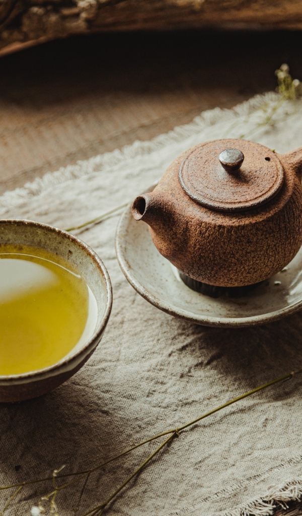 Чайник с чашкой зеленого чая