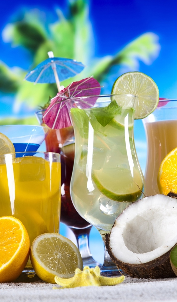 Тропические коктейли на песне у моря