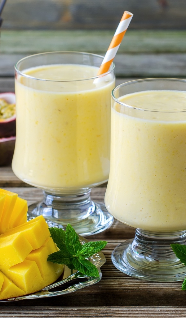 Два коктейля на столе с фруктами