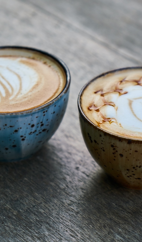 Две чашки кофе с рисунком на пене