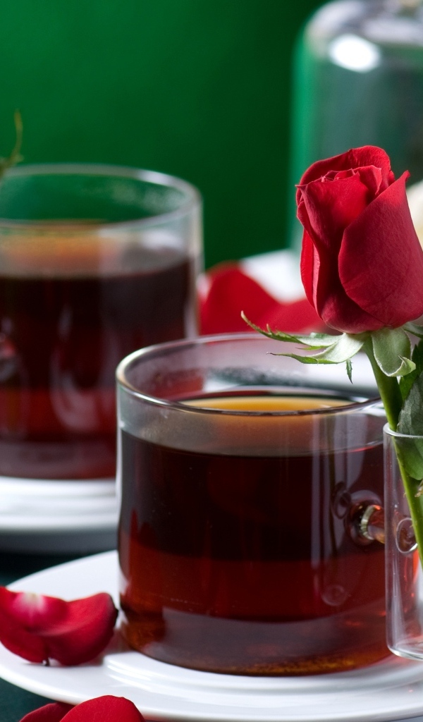 Две чашки чая с красными розами