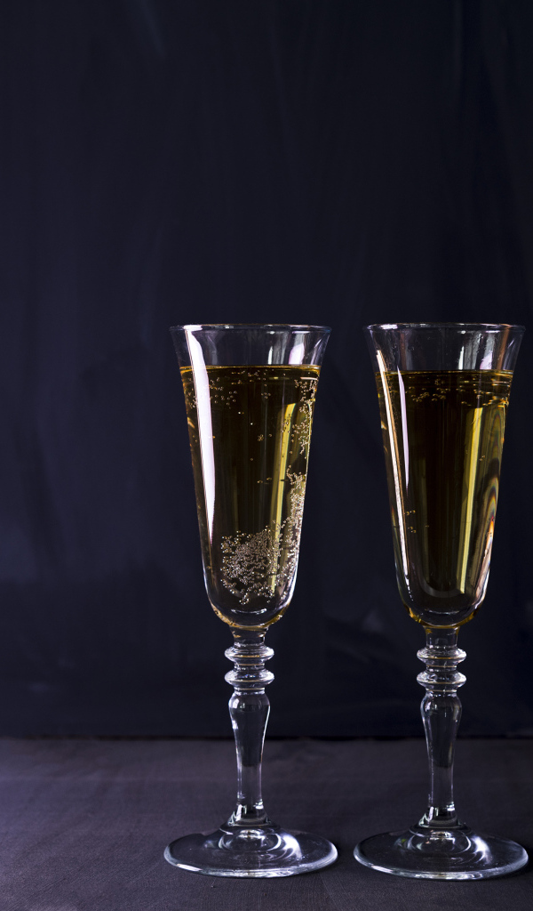 Два бокала и бутылка шампанского