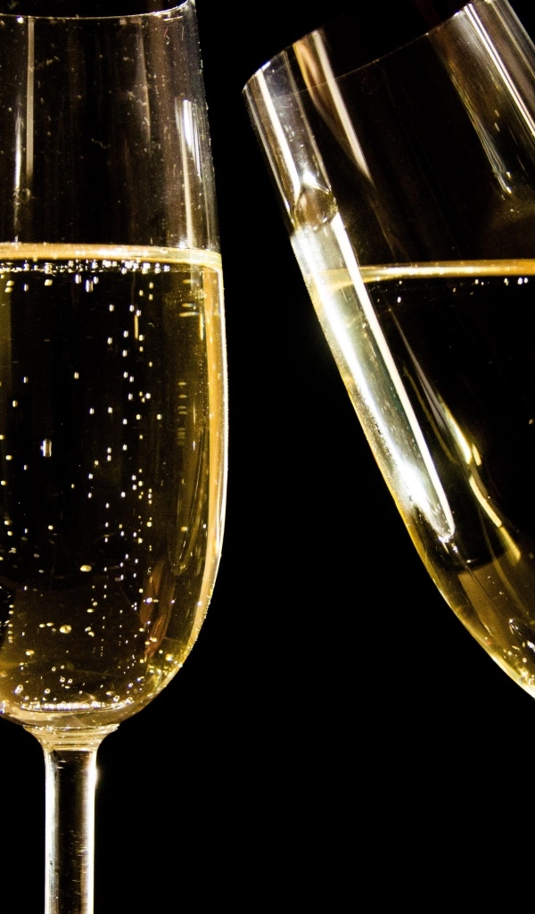 Два бокала шампанского на черном фоне