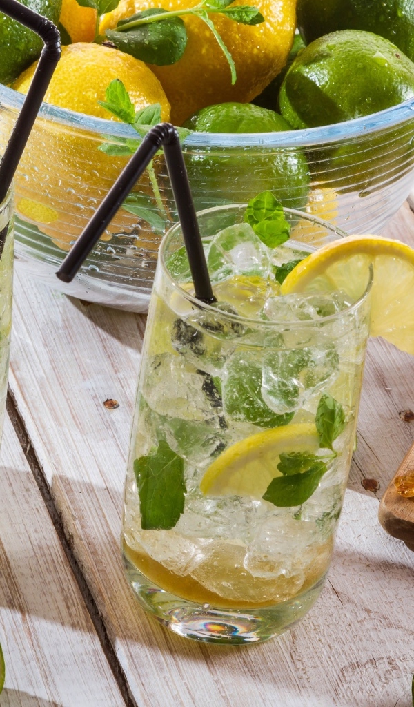 Два стакана мохито с кусочками лайма и льдом