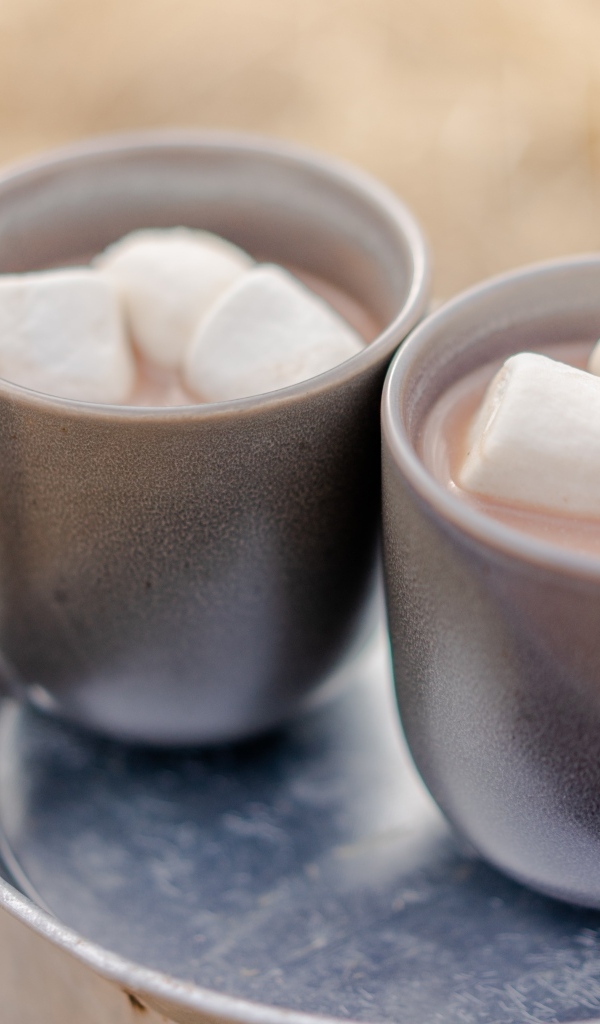 Две маленькие чашки кофе с маршмеллоу