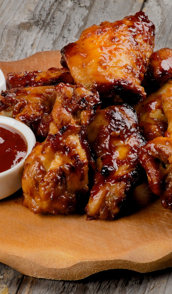 Запеченная курица на доске с соусом