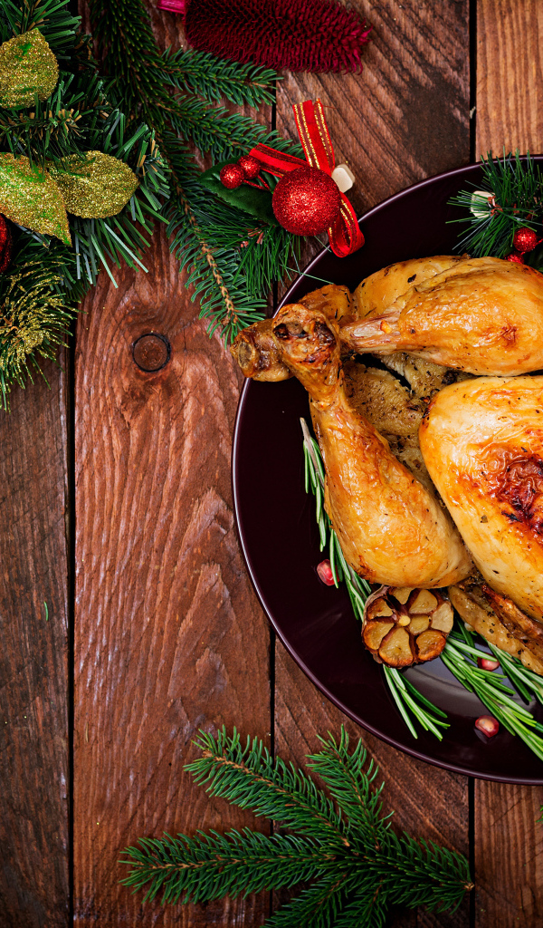 Запеченная курица на столе с еловыми ветками