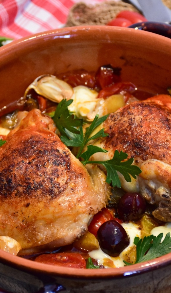 Запеченная курица с овощами в кастрюле