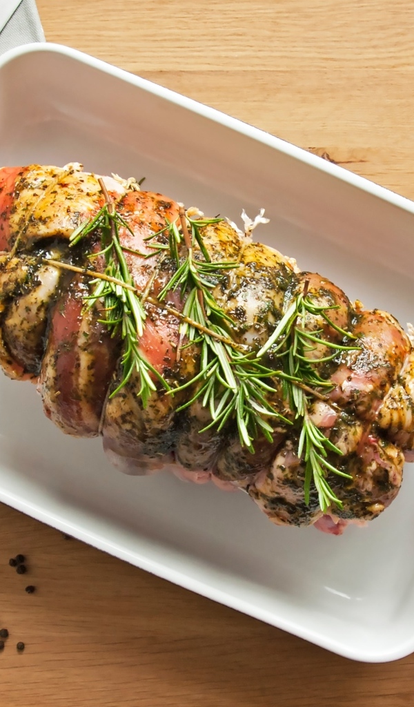 Запеченный мясной рулет с веточками розмарина