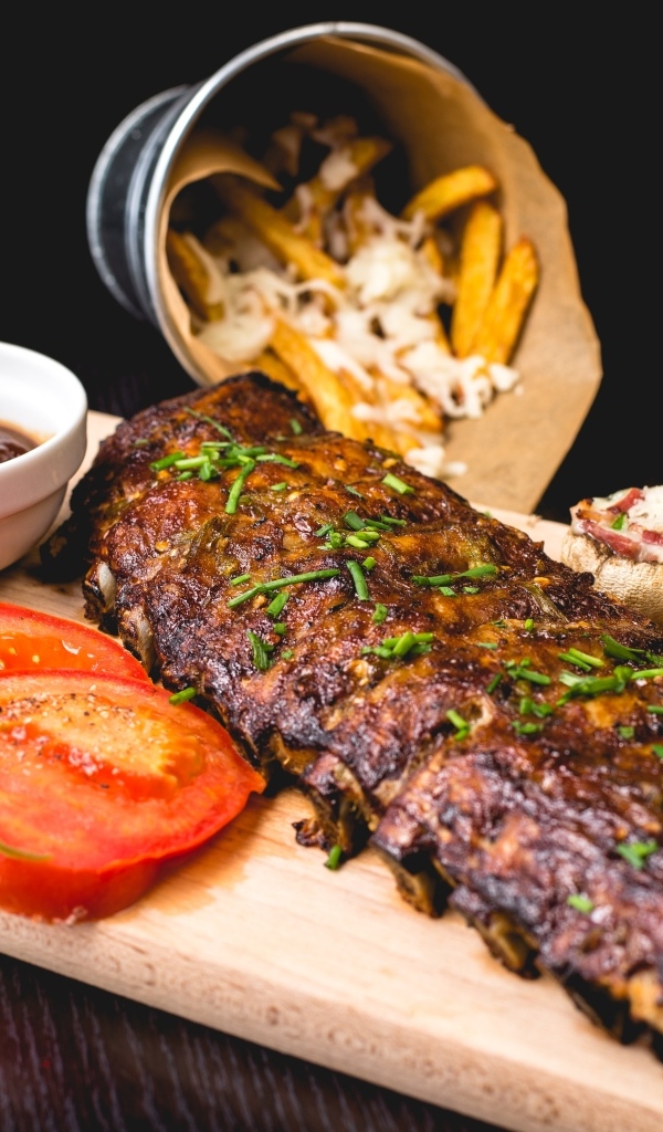 Запеченные ребрышки на доске с овощами