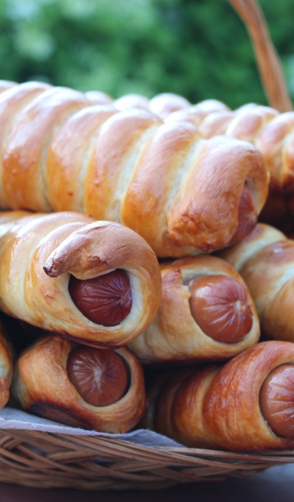 Красивые ароматные сосиски в тесте