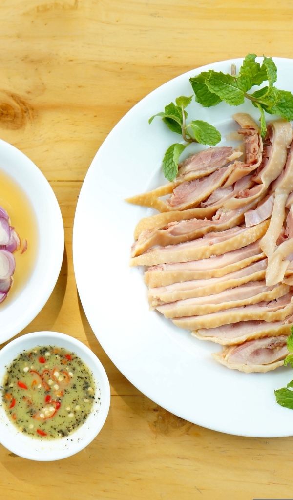 Курица на тарелке с луком и соусом