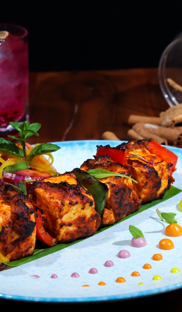 Куриный шашлык на тарелке