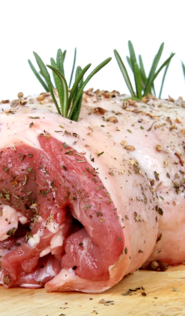 Большой кусок мяса со специями и розмарином