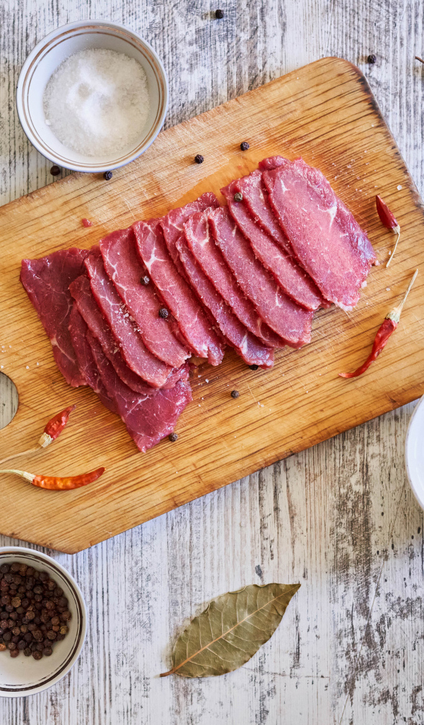 Мясо на разделочной доске со специями