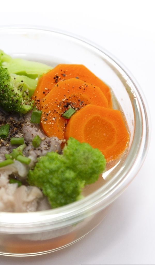 Мясо с морковью и брокколи в банке на столе