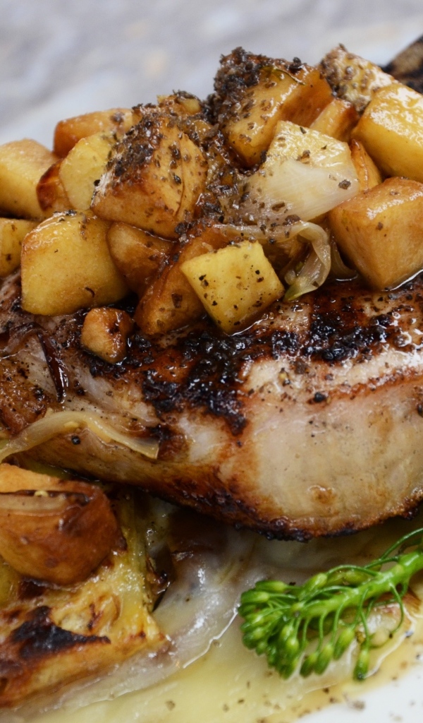 Кусок запеченного мяса на тарелке с овощами