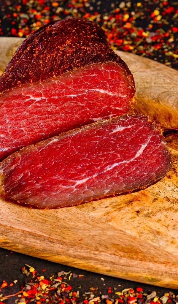 Кусок мяса на доске со специями