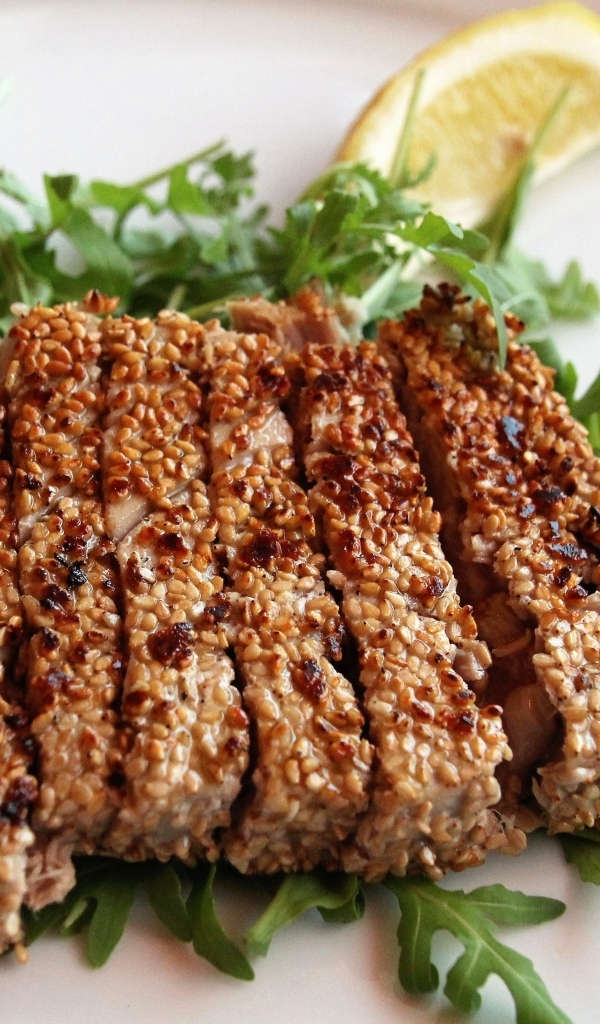 Кусок мяса с листьями рукколы 