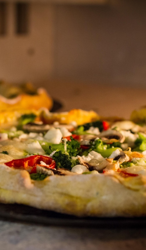 Аппетитная пицца с овощами в печи