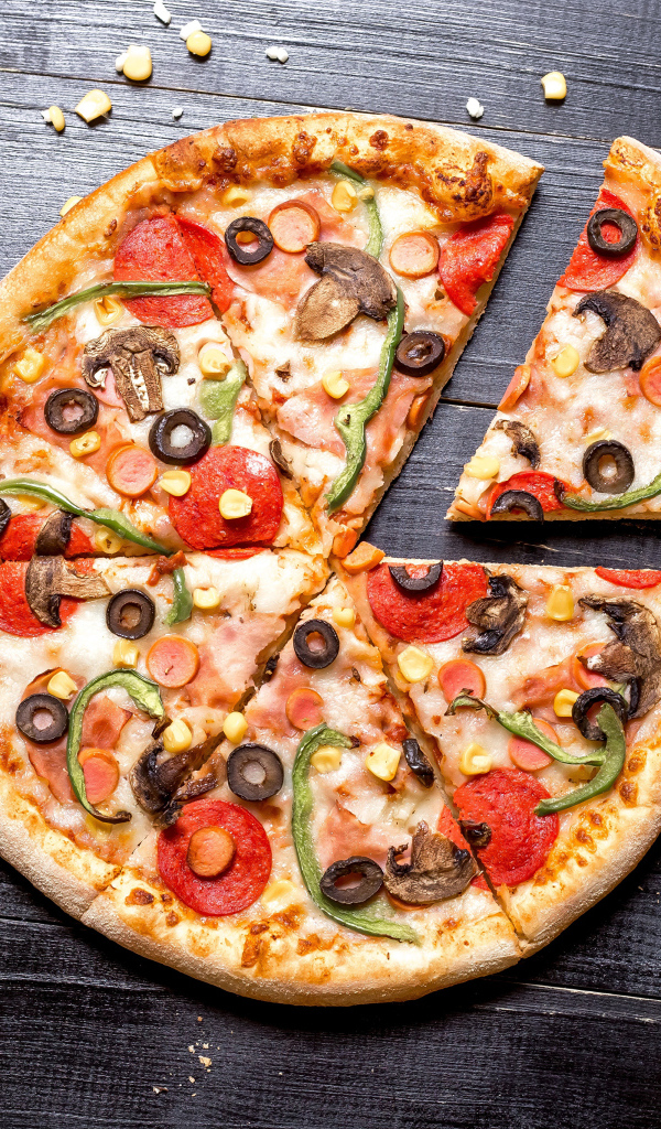 Итальянская пицца с овощами на столе