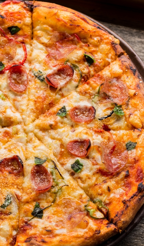 Большая ароматная пицца на толстом тесте