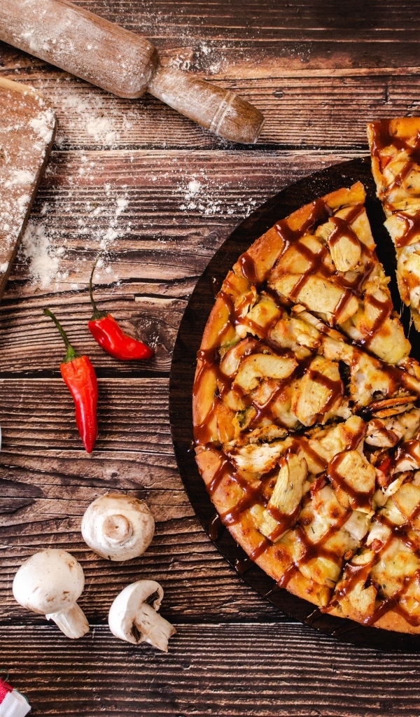 Пицца с грибами на столе с шампиньонами