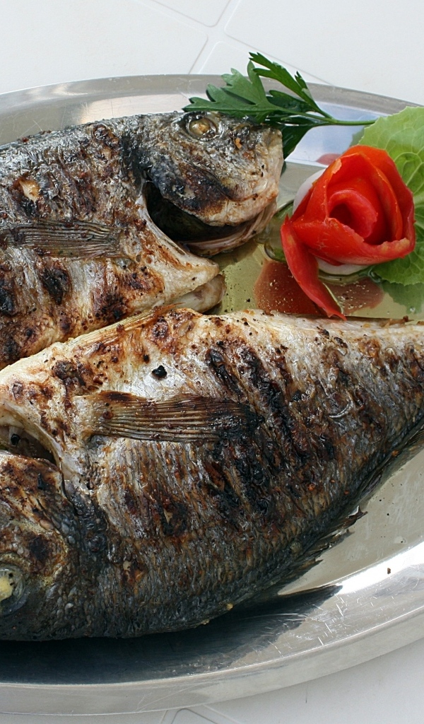Запеченная рыба на тарелке с овощами
