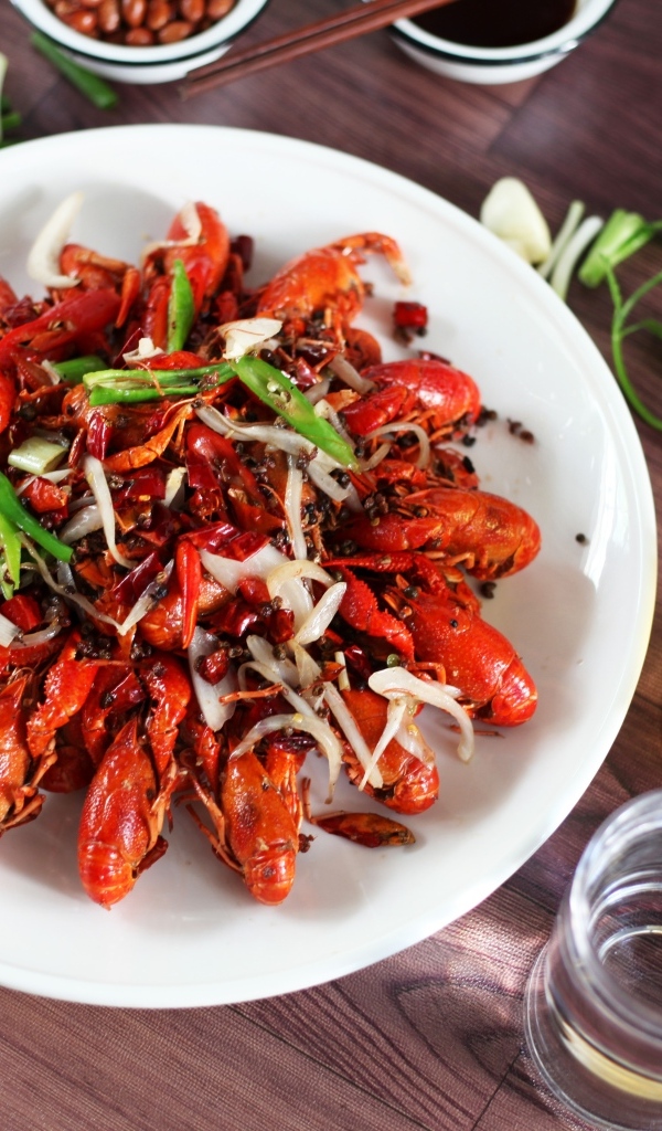 Вареные раки на столе с пивом