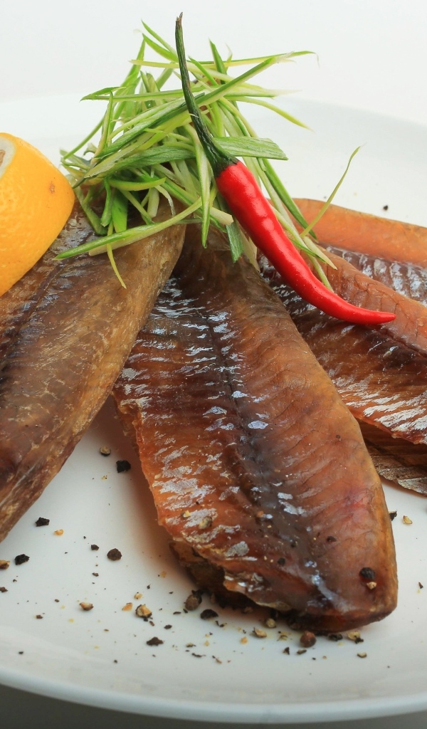 Вяленая вобла с куском лимона на тарелке