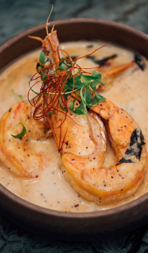 Суп мисо с креветками на столе