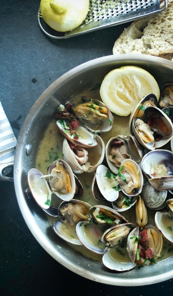 Мидии в соусе с лимоном на столе