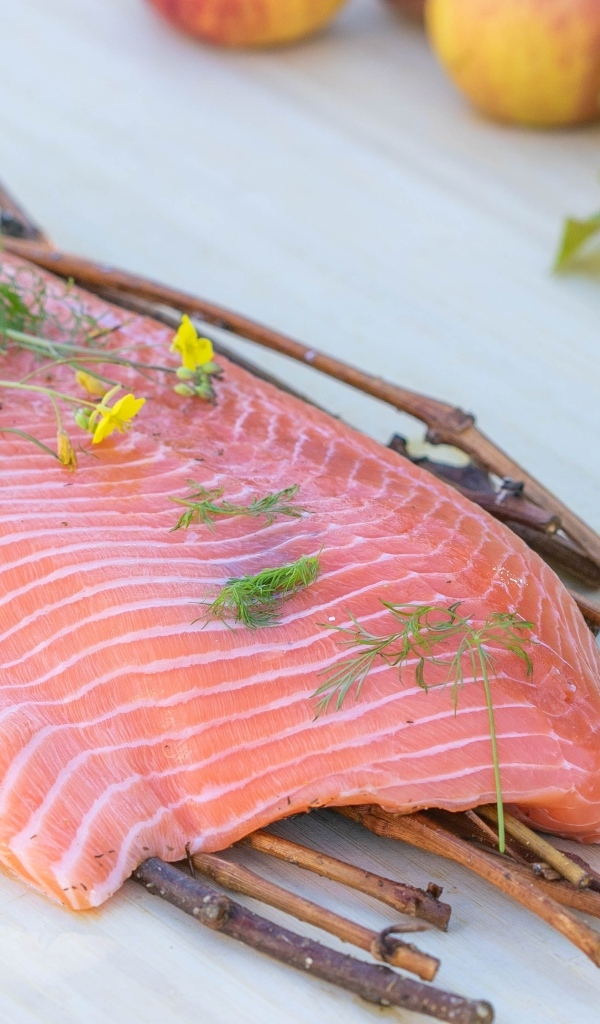 Кусок рыбы с ветками на столе