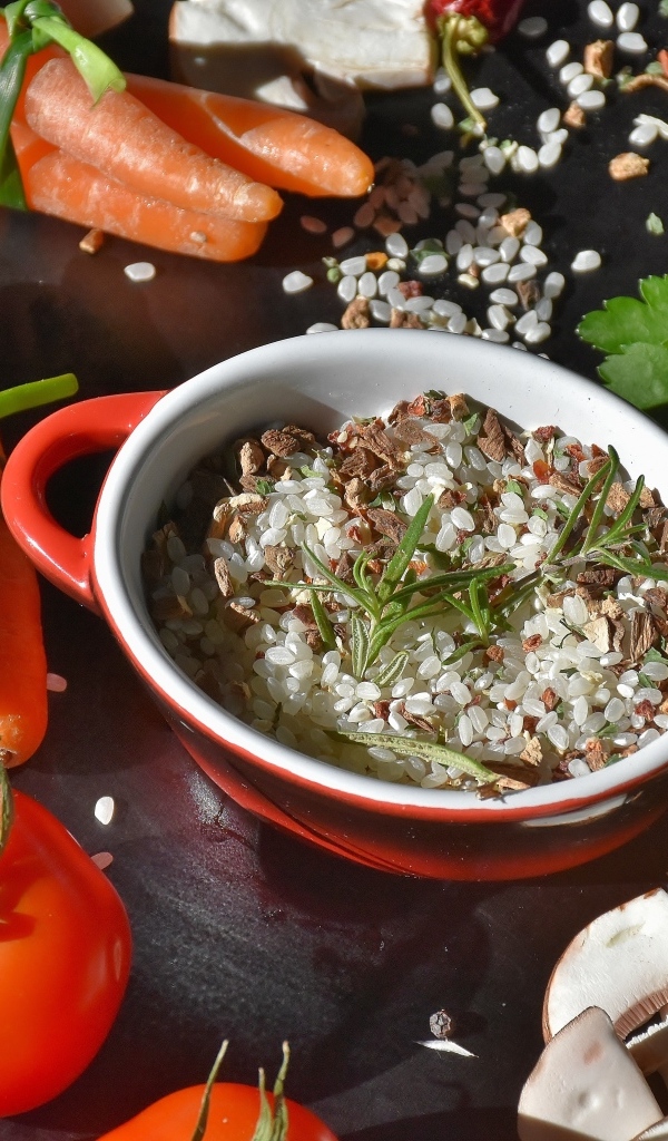 Рис на столе с морковью, помидорами и грибами