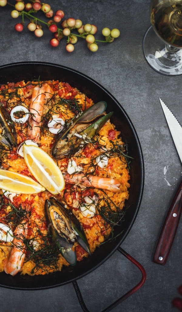 Блюдо из морепродуктов в сковороде на столе