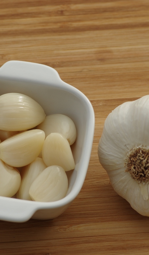 Зубчики чеснока на столе 