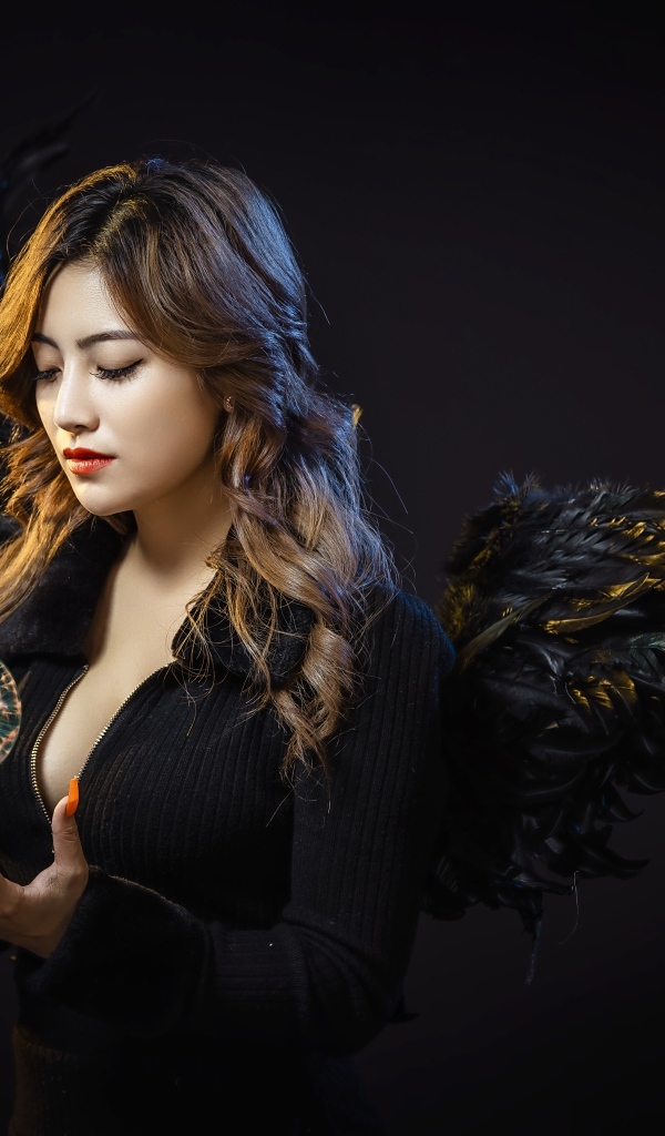 Девушка темный ангел с шаром