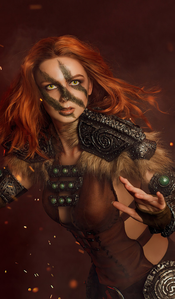 Девушка воин с кинжалом в руке