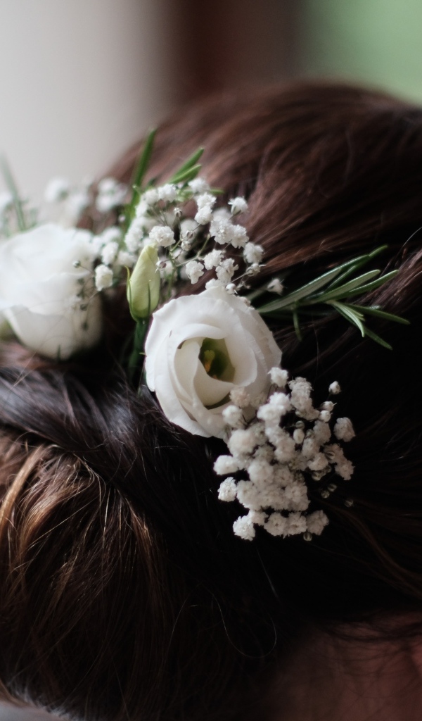Белые цветы эустомы в свадебной прическе