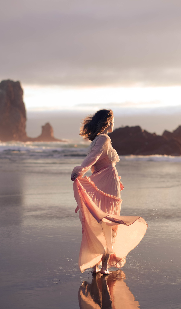 Девушка в длинном платье гуляет по воде