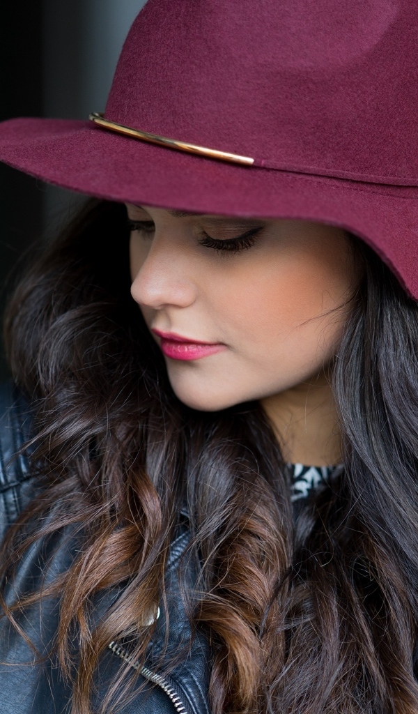 Настоящая девушка в большой бордовой шляпе