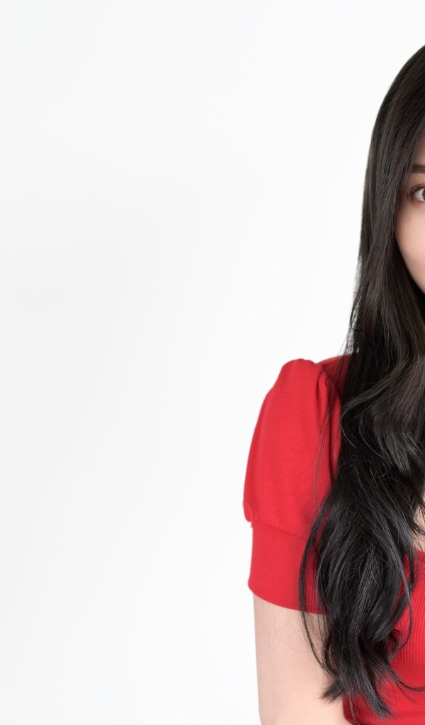 Девушка азиатка в красном платье на белом фоне