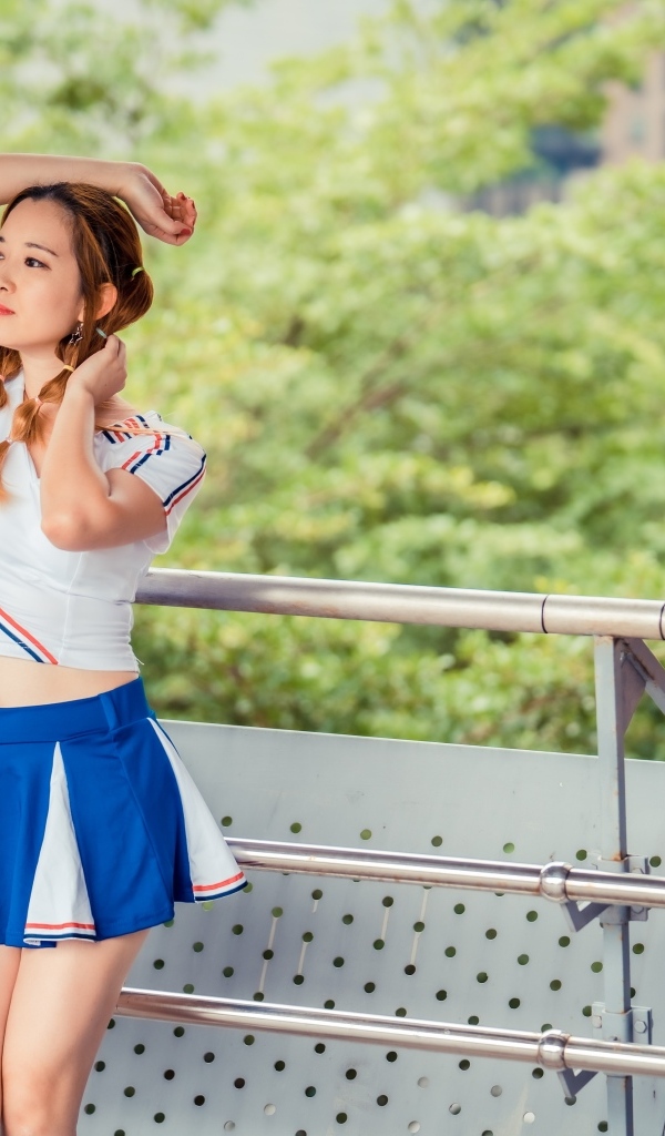 Девушка азиатка в короткой юбке