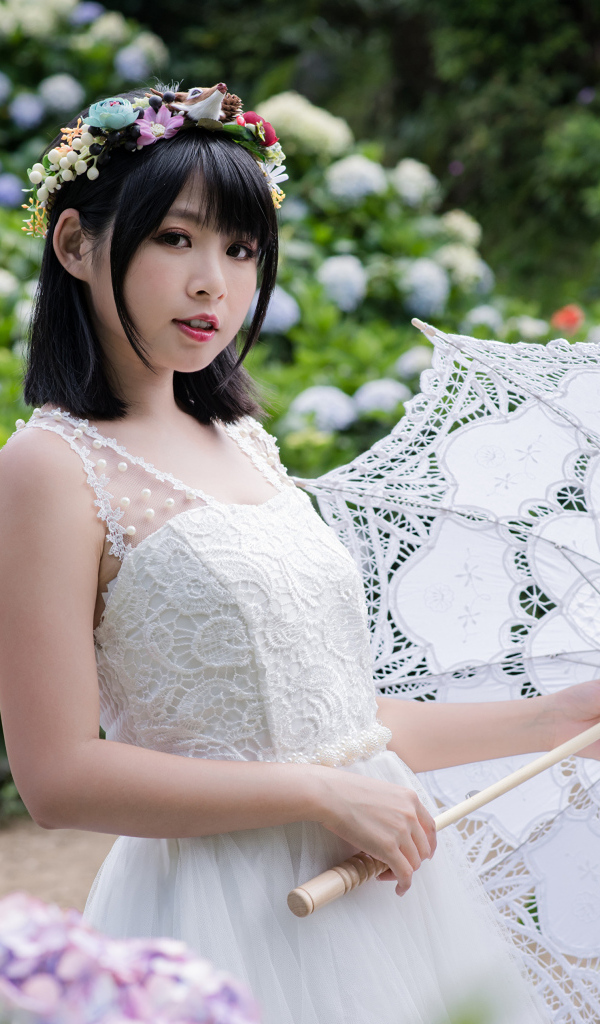 Девушка азиатка в белом платье с зонтом