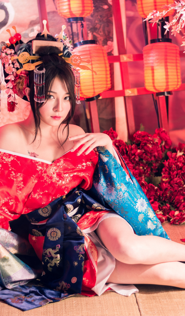 Девушка азиатка в кимоно в комнате