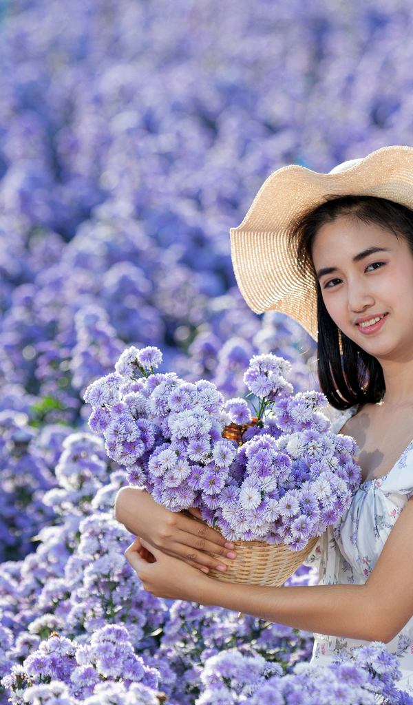 Девушка азиатка на поле с цветами